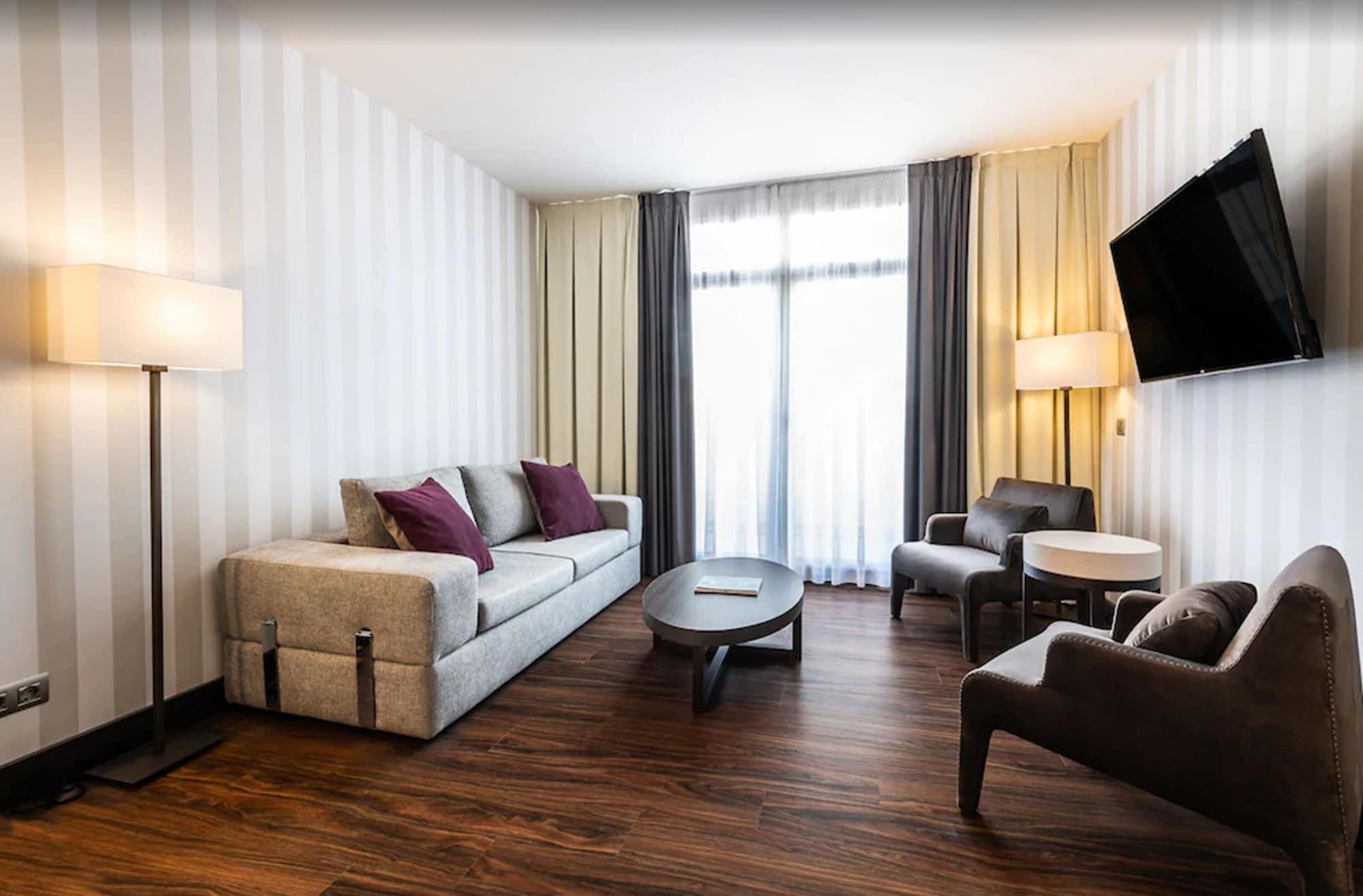 อินตูร์ ปาลาซิโอ ซาน มาร์ติน Hotel มาดริด ภายนอก รูปภาพ